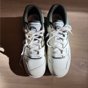 New Balance women’s Cream and Green 550 Sneakers